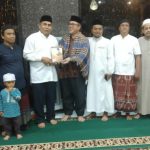 Pengurus BKM Al Ikhwan menerima buku dari Al Ustadz Jafar Lc MA