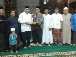 Pengurus BKM Al Ikhwan menerima buku dari Al Ustadz Jafar Lc MA