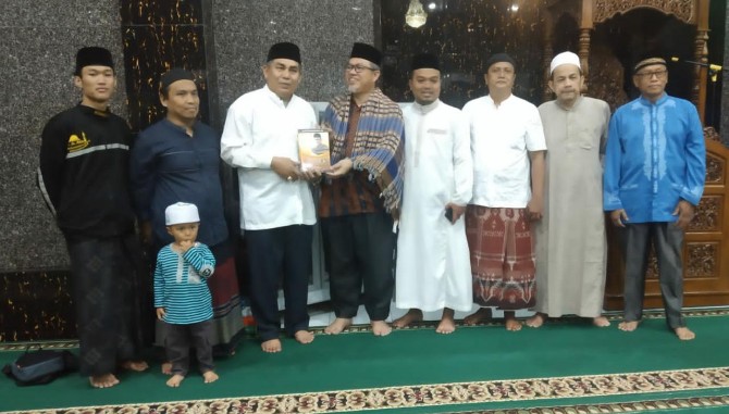 Pengurus BKM Al Ikhwan menerima buku dari Al Ustadz Jafar Lc MA