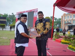 Walikota Medan Bobby Nasution menyerahkan SK FKDM Kota Medan pada Abdul Hafiz Harahap, kemarin.