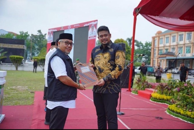 Walikota Medan Bobby Nasution menyerahkan SK FKDM Kota Medan pada Abdul Hafiz Harahap, kemarin.