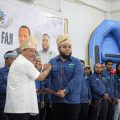 Ketum PB FAJI Mayjend TNI Mar (Purn) F Saud Tambatua (kiri) menyerahkan SK Kepengurusan pada Ketua FAJI Sumut Dimas Tri Adji. (kaldera/HO-fajisumut)