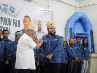 Ketum PB FAJI Mayjend TNI Mar (Purn) F Saud Tambatua (kiri) menyerahkan SK Kepengurusan pada Ketua FAJI Sumut Dimas Tri Adji. (kaldera/HO-fajisumut)
