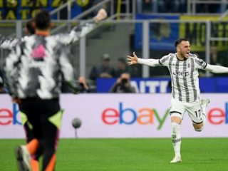 Pemain Juventus, F Kostic merayakan golnya ke gawang Inter Milan di Stadion San Siro, Senin (20/3/2023). Dalam laga ini Juventus menang 1-0.foto:Reuters
