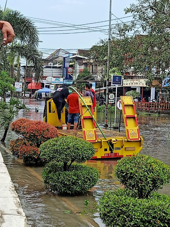 Kawasan Perumahan Taman Setia Budi Indah (Tasbih) 2, Kecamatan Medan Selayang tergenang air akibat meluapnya Sungai Sei Kambing, Senin (20/3/2023).