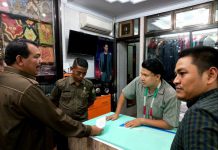 Anggota Komisi 3 DPRD Medan saat meninjau ruko yang merupakan aset Pemko Medan di Jalan Pandu Baru, Senin (20/3/2023).