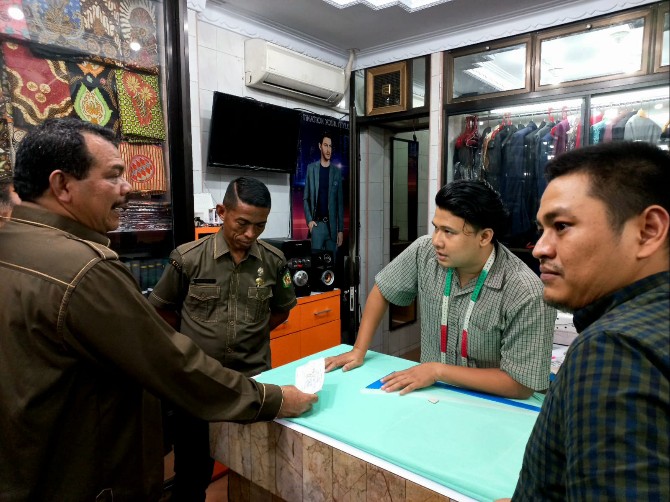 Anggota Komisi 3 DPRD Medan saat meninjau ruko yang merupakan aset Pemko Medan di Jalan Pandu Baru, Senin (20/3/2023).