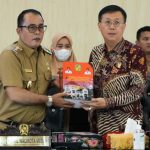 Wakil Walikota Medan, Aulia Rachman menyerahkan LKPJ Walikota Medan 2022 kepada Ketua DPRD Medan, Hasyim, Selasa (21/3/2023)