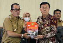 Wakil Walikota Medan, Aulia Rachman menyerahkan LKPJ Walikota Medan 2022 kepada Ketua DPRD Medan, Hasyim, Selasa (21/3/2023)