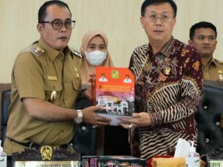 Wakil Walikota Medan, Aulia Rachman menyerahkan LKPJ Walikota Medan 2022 kepada Ketua DPRD Medan, Hasyim, Selasa (21/3/2023)