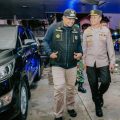 Walikota Medan, Bobby Nasution berbincang dengan Kapolrestabes Medan, Kombes Pol Valentino Alfa Tatareda disela sela apel penertiban giat asmara subuh di kawasan Ringroud Medan, Kamis (23/3/2023). Foto: Dinas Kominfo Kota Medan