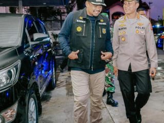 Walikota Medan, Bobby Nasution berbincang dengan Kapolrestabes Medan, Kombes Pol Valentino Alfa Tatareda disela sela apel penertiban giat asmara subuh di kawasan Ringroud Medan, Kamis (23/3/2023). Foto: Dinas Kominfo Kota Medan