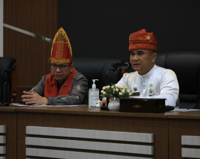 Asisten Pemerintahan dan Kesejahteraan Setdako Medan, M Sofyan (kemeja putih) saat memimpin rapat persiapan akhir Ramadhan Fair Kota Medan, di Balai Kota, Jumat (24/3/2023)