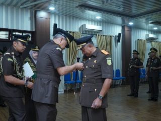 Kepala Kejaksaan Tinggi Sumatera Utara (Kajati Sumut) Idianto memimpin pelantikan, pengambilan sumpah, dan serah terima jabatan Wakil Kepala Kejaksaan Tinggi SumutAsnawi kepada Joko Purwanto di Kantor Kejati Sumut, Senin (27/3/2023).