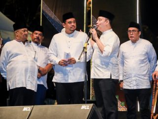 Walikota Medan, Bobby Afif Nasution didampingi Wakil Walikota Medan, Aulia Rachman berfoto bersama dengan Mantan Gubernur Sumut, Syamsul Arifin, mantan Walikota Medan Abdillah dan Rahudman Harahap di pembukaan Ramadhan Fair 2023,Selasa (28/3/2023). Foto: Dinas Kominfo Kota Medan