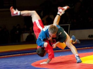 Dua atlet Sambo sedang bertarung di arena Sambo