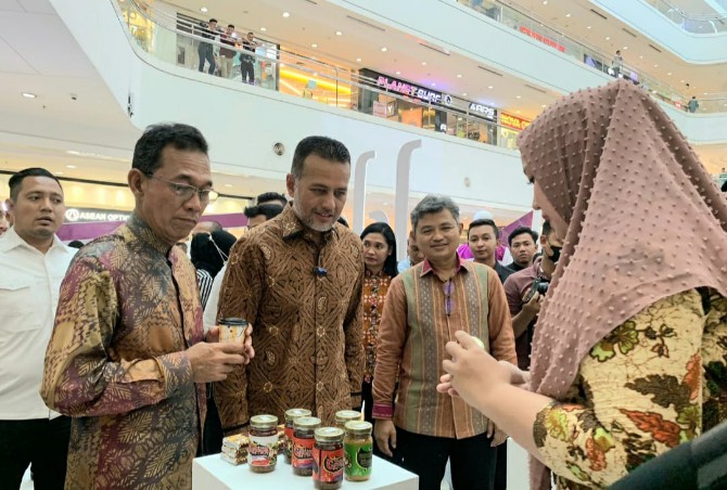 Anggota Komisi XI DPR RI Gus Irawan Pasaribu mengikuti pembukaan karya kreatif Sumatera Utara yang berlangsung 17 hingga 19 Maret 2023 di Atrium Selatan Medan Fair.