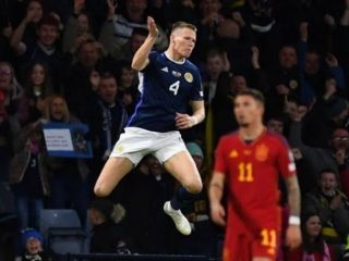 Pemain Skotlandia, Mc Tominay melakukan selebrasi usai mencetak gol ke gawang Spanyol dalam lanjutan Kualifikasi Grup A Piala Eropa, Rabu (29/3/2023). Mc Tominay mencetak dua gol dalam laga ini. Foto:Google