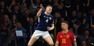 Pemain Skotlandia, Mc Tominay melakukan selebrasi usai mencetak gol ke gawang Spanyol dalam lanjutan Kualifikasi Grup A Piala Eropa, Rabu (29/3/2023). Mc Tominay mencetak dua gol dalam laga ini. Foto:Google