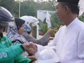 Awal menjalankan ibadah puasa (1 Ramadan) 1444 Hijriah, Dewan Pimpinan Daerah (DPD) Partai Gerindra Provinsi Sumatera Utara (Sumut) berbagi 100 Takjil ke masyarakat, Kamis (23/3/2023) didepan Kantor DPD Gerindra Sumut Jalan Jenderal Sudirman No 36 Medan.