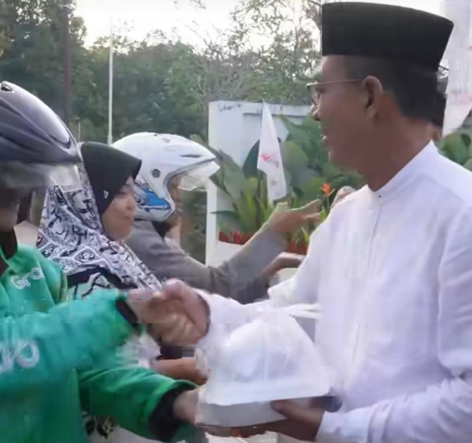 Awal menjalankan ibadah puasa (1 Ramadan) 1444 Hijriah, Dewan Pimpinan Daerah (DPD) Partai Gerindra Provinsi Sumatera Utara (Sumut) berbagi 100 Takjil ke masyarakat, Kamis (23/3/2023) didepan Kantor DPD Gerindra Sumut Jalan Jenderal Sudirman No 36 Medan.