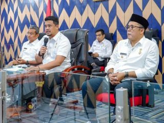 Walikota Medan, Bobby Nasution didampingi Wakil Walikota Medan, Aulia Rachman saat memimpin rapat koordinasi tekhnis kegiatan 2023 di Command Centre, Rabu (29/3/2023)
