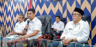Walikota Medan, Bobby Nasution didampingi Wakil Walikota Medan, Aulia Rachman saat memimpin rapat koordinasi tekhnis kegiatan 2023 di Command Centre, Rabu (29/3/2023)