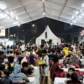 Retribusi Parkir di Ramadhan Fair Gratis, Kadishub: Ada Yang Minta Laporkan ke Petugas MEDAN, kaldera.id - Pemko Medan memberlakukan retribusi parkir gratis bagi pengunjung di arena Ramadhan Fair. Bila ada oknum yang mengutip disarankan segera lapor ke petugas Dishub yang berjaga di areal tersebut. Lokasi parkir yang disediakan bagi pengunjung yakni, Jalan SM Raja, Jalan Mahkamah dan Jalan Brigjend Katamso. Kebijakan ini telah disampaikan kepada seluruh personel Dishub yang bertugas menjaga kawasan tersebut. "Kami juga sudah berkoordinasi dengan pihak kepolisian dan Satpol PP untuk melakukan pengawasan," tegas Kadis Perhubungan Kota Medan, Iswar saat ditemui wartawan, Kamis (30/3/2023). "Bila ada nantinya oknum yang melakukan pengutipan uang parkir, masyarakat jangan takut untuk melaporkanya ke petugas yang berjaga karena itu merupakan tindakan pungli yang harus ditindak langsung oleh penegak hukum," tambahnya. Meskipun demikian kebijakan gratis parkir ini hanya berlaku terhadap parkir kendaraan dipinggir jalan. Sementara masyarakat yang parkir di lahan-lahan tertentu tetap diberlakukan tarif parkir sesuai dengan yang diberlakukan oleh masing-masing pengelola. "Misalnya saja parkir di lahan milik Masjid Raya ataupun Yuki Simpang Raya, tetap diberlakukan tarif parkir sesuai dengan yang diberlakukan oleh pengelola masing-masing lahan," jelasnya.(reza)