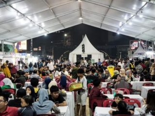 Retribusi Parkir di Ramadhan Fair Gratis, Kadishub: Ada Yang Minta Laporkan ke Petugas MEDAN, kaldera.id - Pemko Medan memberlakukan retribusi parkir gratis bagi pengunjung di arena Ramadhan Fair. Bila ada oknum yang mengutip disarankan segera lapor ke petugas Dishub yang berjaga di areal tersebut. Lokasi parkir yang disediakan bagi pengunjung yakni, Jalan SM Raja, Jalan Mahkamah dan Jalan Brigjend Katamso. Kebijakan ini telah disampaikan kepada seluruh personel Dishub yang bertugas menjaga kawasan tersebut. "Kami juga sudah berkoordinasi dengan pihak kepolisian dan Satpol PP untuk melakukan pengawasan," tegas Kadis Perhubungan Kota Medan, Iswar saat ditemui wartawan, Kamis (30/3/2023). "Bila ada nantinya oknum yang melakukan pengutipan uang parkir, masyarakat jangan takut untuk melaporkanya ke petugas yang berjaga karena itu merupakan tindakan pungli yang harus ditindak langsung oleh penegak hukum," tambahnya. Meskipun demikian kebijakan gratis parkir ini hanya berlaku terhadap parkir kendaraan dipinggir jalan. Sementara masyarakat yang parkir di lahan-lahan tertentu tetap diberlakukan tarif parkir sesuai dengan yang diberlakukan oleh masing-masing pengelola. "Misalnya saja parkir di lahan milik Masjid Raya ataupun Yuki Simpang Raya, tetap diberlakukan tarif parkir sesuai dengan yang diberlakukan oleh pengelola masing-masing lahan," jelasnya.(reza)