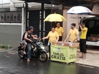 Karan Sukarno Walia, keturunan India beragama Sikh, bersama keluarga kembali melaksanakan kegiatan mulia dengan membagikan ratusan takjil untuk umat Islam yang menjalankan ibadah puasa di bulan Ramadan 1444 H.