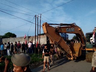 Alat berat terlihat di lokasi pembersihan lahan Velodrom di Jalan Willem Iskandar, Senin (13/3/2023).(kaldera/fr)
