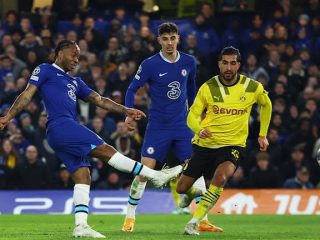 Pemain Chelesa, R Sterling melepaskan tembakan untuk menjebol gawang Dortmund di leg kedua Liga Champions di Stadion Stamford Bridge, Rabu (8/3/2023). Chelsea menang 2-0 dalam laga itu dan melaju ke babak selanjutnya. 
