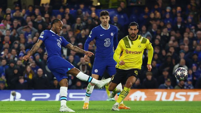 Pemain Chelesa, R Sterling melepaskan tembakan untuk menjebol gawang Dortmund di leg kedua Liga Champions di Stadion Stamford Bridge, Rabu (8/3/2023). Chelsea menang 2-0 dalam laga itu dan melaju ke babak selanjutnya. 