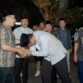 Walikota Medan, Bobby Nasution menyalami Ketua Umum PB NU ketika menghadiri jamuan makan malam di Rumah Dinas Walikota Medan, Selasa (7/3/2023).