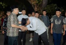 Walikota Medan, Bobby Nasution menyalami Ketua Umum PB NU ketika menghadiri jamuan makan malam di Rumah Dinas Walikota Medan, Selasa (7/3/2023).