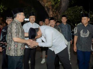 Walikota Medan, Bobby Nasution menyalami Ketua Umum PB NU ketika menghadiri jamuan makan malam di Rumah Dinas Walikota Medan, Selasa (7/3/2023).