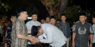 Walikota Medan, Bobby Nasution menyalami Ketua Umum PB NU ketika menghadiri jamuan makan malam di Rumah Dinas Walikota Medan, Selasa (7/3/2023).