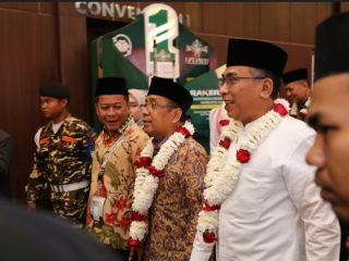 Prof Dr Muryanto Amin (kiri) bersama Mensesneg Prof Pratikno dan Ketum PBNU Yahya Cholil Staquf (kanan) dalam Rakernas LPTNU di Santika Dyandra Medan, Rabu (8/3/2023)