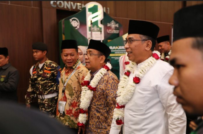 Prof Dr Muryanto Amin (kiri) bersama Mensesneg Prof Pratikno dan Ketum PBNU Yahya Cholil Staquf (kanan) dalam Rakernas LPTNU di Santika Dyandra Medan, Rabu (8/3/2023)