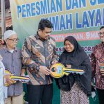 Walikota Medan, Bobby Nasution menyerahkan kunci rumah warga yang telah selesai diperbaiki menjadi layak huni di Kecamatan Medan Denai, Kamis (9/3/2023).