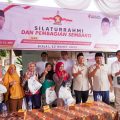 Sekretaris DPD Partai Gerindra Sumut Sugiat Santoso dan jajaran menyerahkan sembako dan bibit pohon di Langkat-Binjai, Selasa lalu. (kaldera/HO humas gerindra)