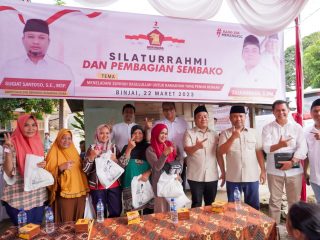 Sekretaris DPD Partai Gerindra Sumut Sugiat Santoso dan jajaran menyerahkan sembako dan bibit pohon di Langkat-Binjai, Selasa lalu. (kaldera/HO humas gerindra)
