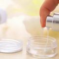 Ilustrasi kosmetik atau skincare share in jar