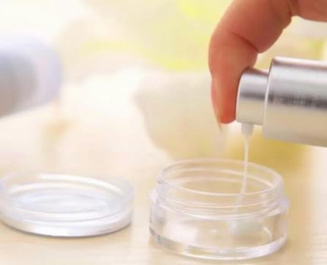 Ilustrasi kosmetik atau skincare share in jar