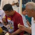 Walikota Medan Bobby Nasution dan Gubernur Jawa Tengah Ganjar Pranowo menikmati durian di salah satu warung durian di Medan.