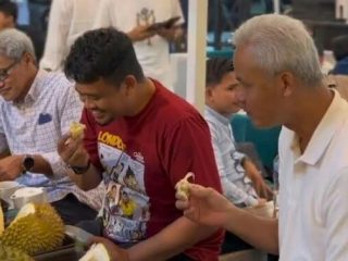 Walikota Medan Bobby Nasution dan Gubernur Jawa Tengah Ganjar Pranowo menikmati durian di salah satu warung durian di Medan.