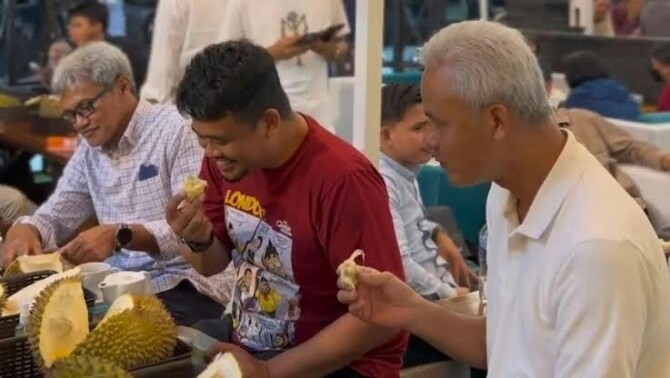 Walikota Medan Bobby Nasution dan Gubernur Jawa Tengah Ganjar Pranowo menikmati durian di salah satu warung durian di Medan.