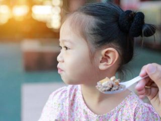 Saat si kecil mulai mencicipi makanan padat, ia akan belajar membedakan rasa dan tekstur dari berbaagai makanan. Di sinilah perjuangan orang tua dimulai.
