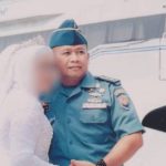 Seorang pria bernama Qomarudin ditangkap karena mengaku-aku sebagai anggota TNI Angkatan Laut (AL), padahal bukan. Qomarudin bahkan memakai seragam TNI AL untuk sesi foto prewedding dengan istrinya.