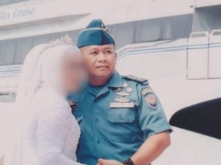 Seorang pria bernama Qomarudin ditangkap karena mengaku-aku sebagai anggota TNI Angkatan Laut (AL), padahal bukan. Qomarudin bahkan memakai seragam TNI AL untuk sesi foto prewedding dengan istrinya.